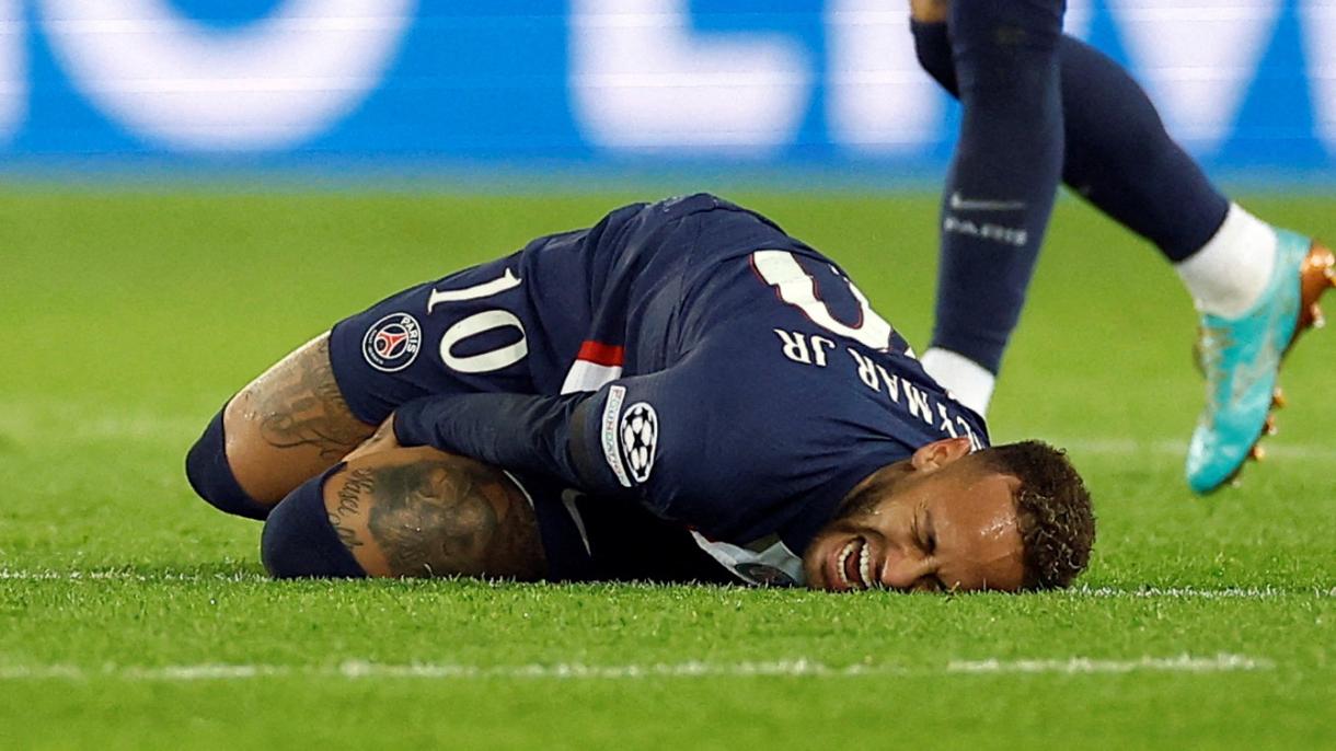 Neymar encerra a época com lesão no tornozelo
