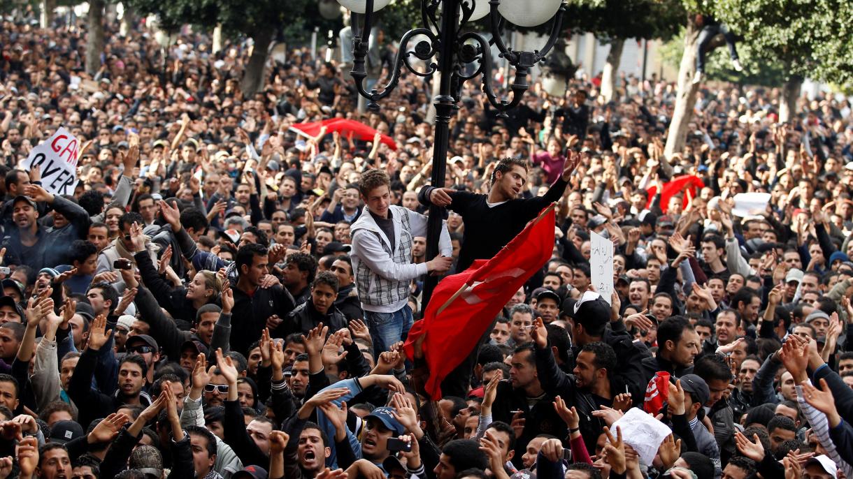 Хиляди арестувани при протестите в Тунис...