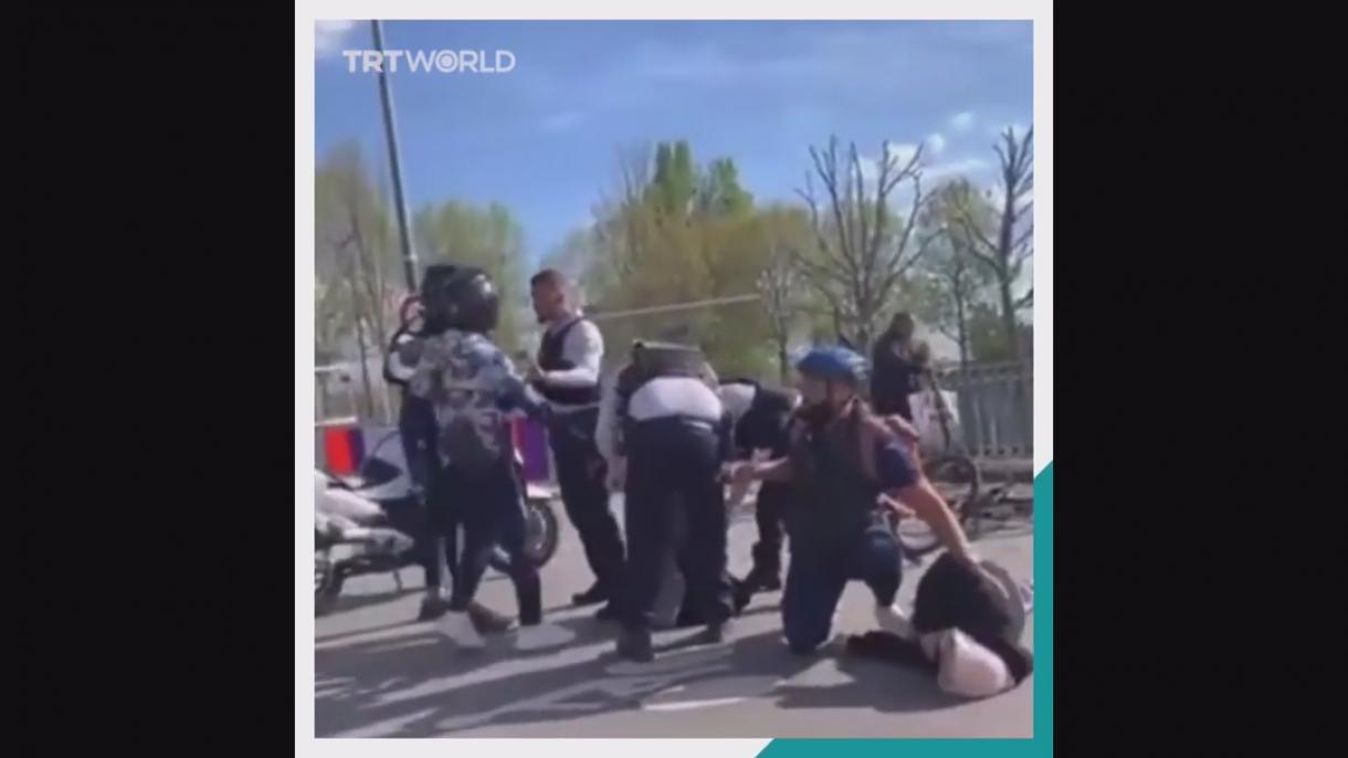 Франция полициясы екі әйелге қол жұмсады