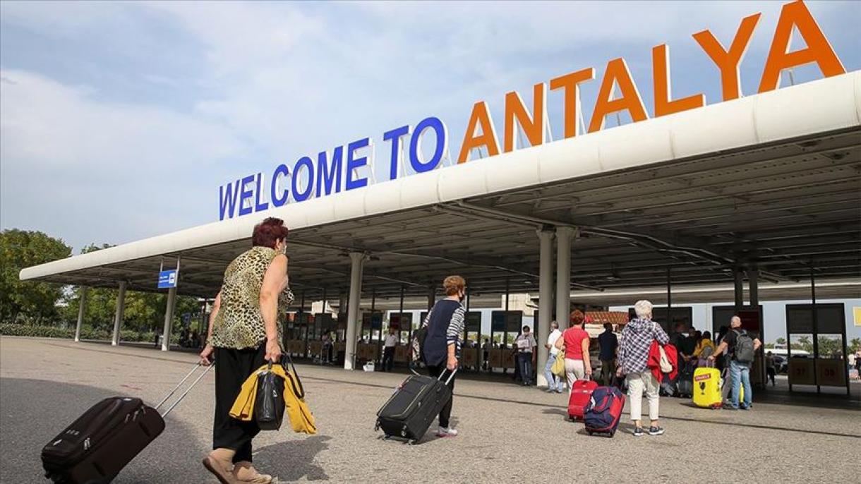 Peste 3 milioane de turiști au venit la Antalya în acest an