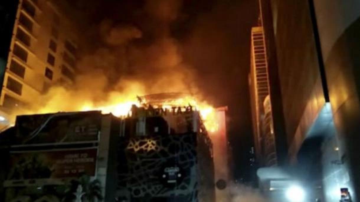 O número de vítimas de incêndio em um prédio na Índia atinge 20