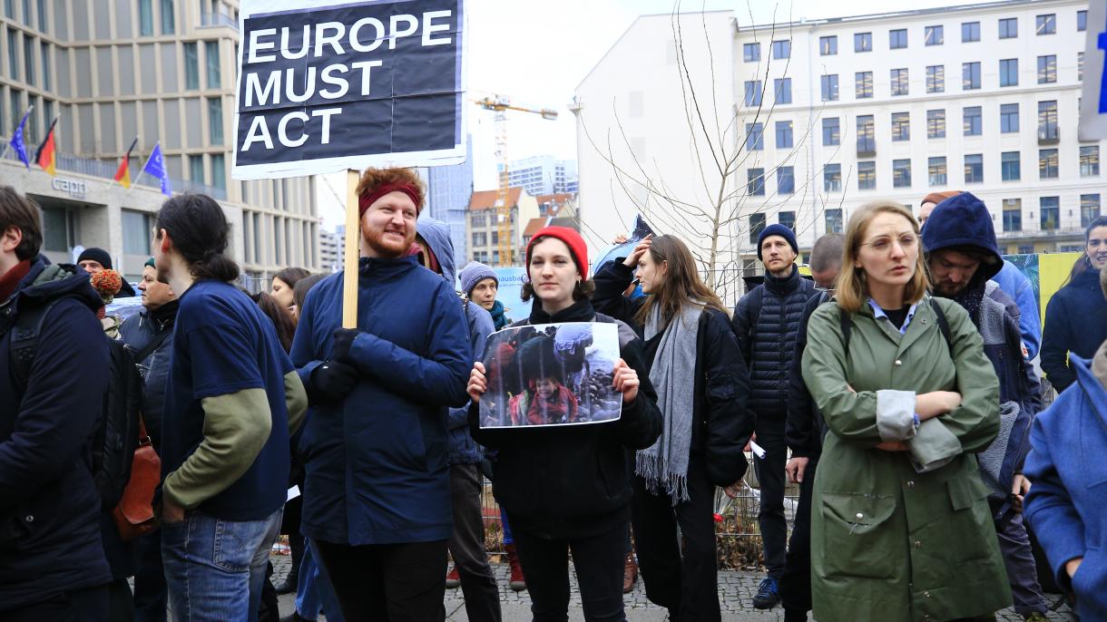 Protestam contra Merkel e Mitsotakis pelos maus tratos aos refugiados