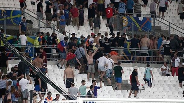 Francia deporta a hinchas rusos