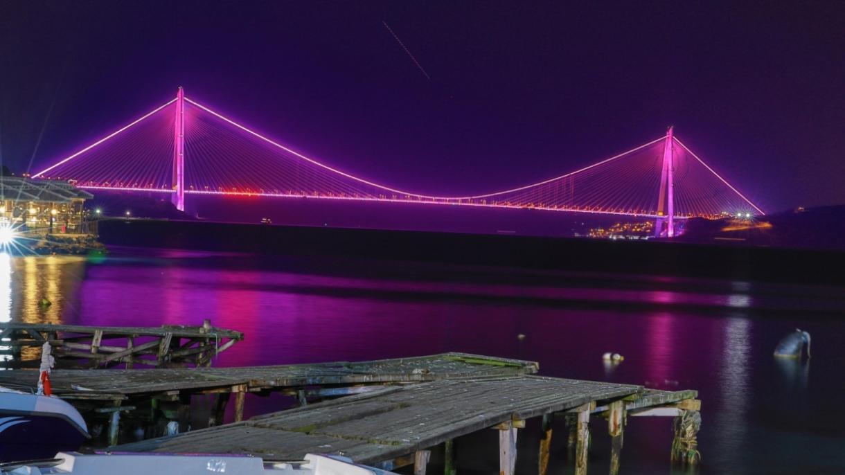 伊斯坦布尔的紫光桥梁引人注目