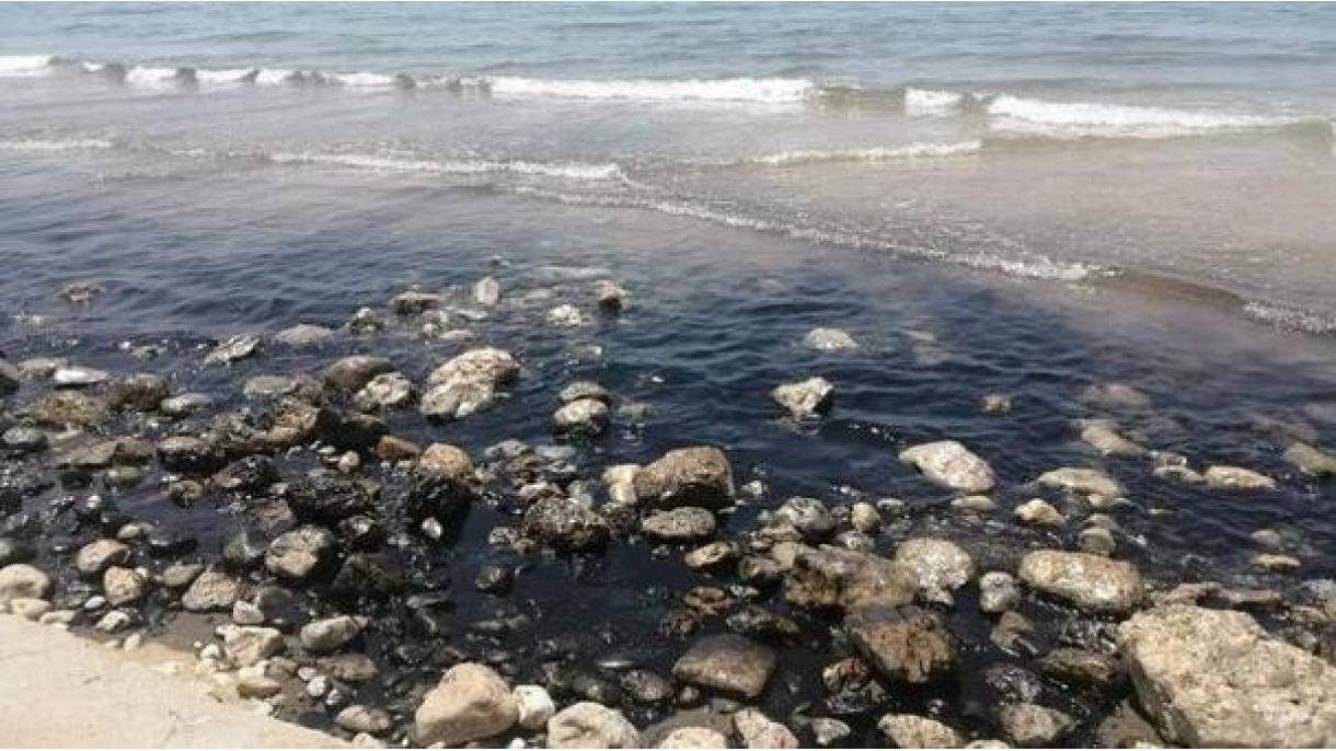 تداوم نشت نفت و آلودگی آب‌های ساحلی جنوب ایران
