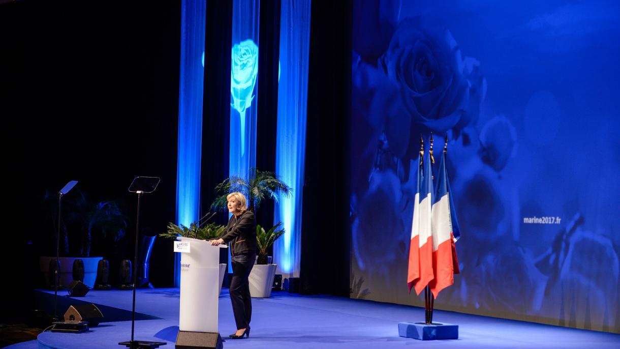 Marine Le Pen a nép jelöltjeként tüntette fel magát