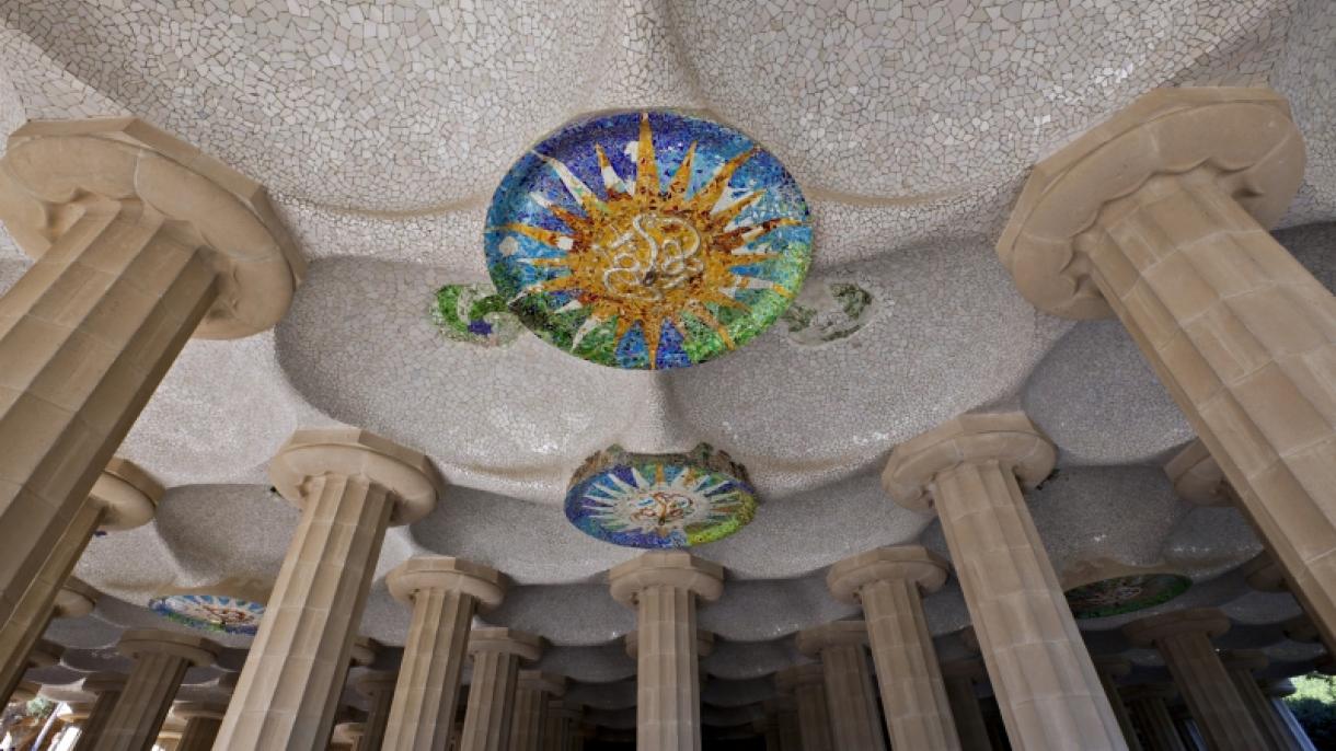 Barcelona restaura los grandes medallones en el Park Güell