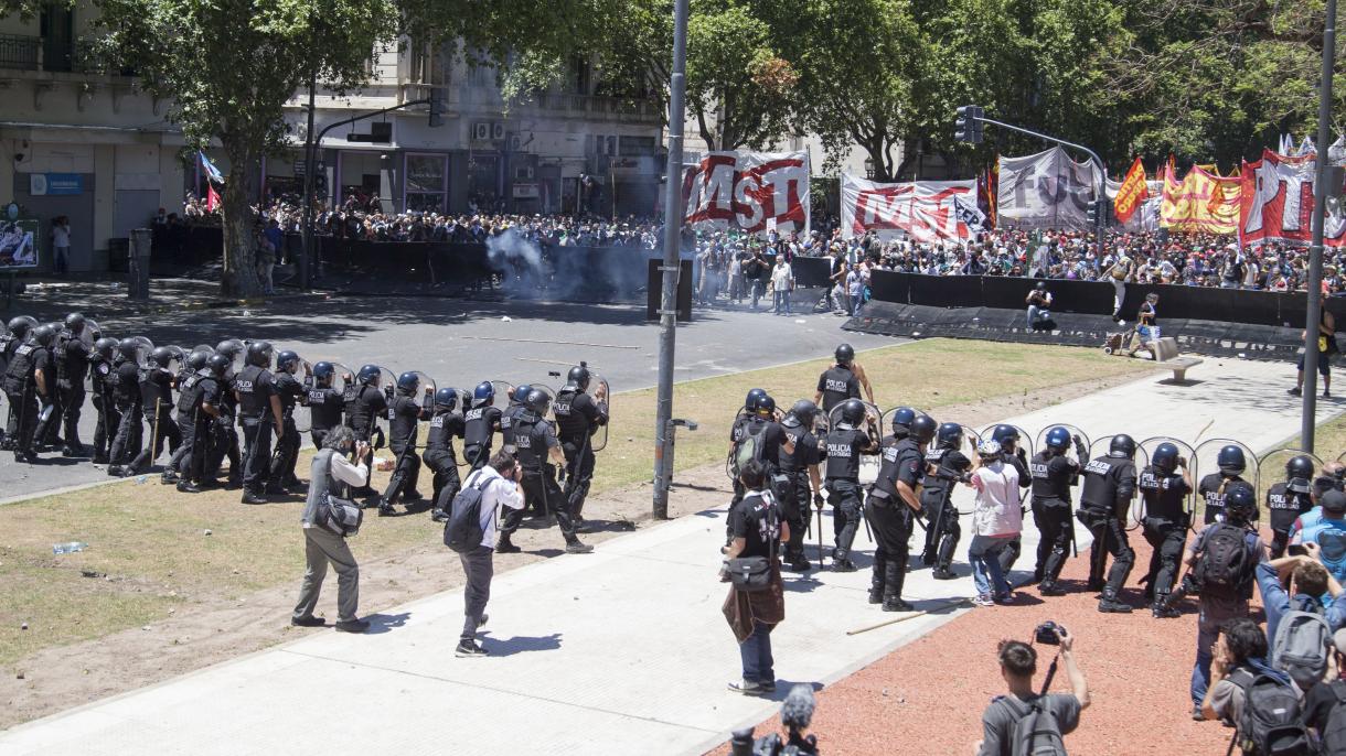 阿根廷民众示威抗议政府养老金改革制度