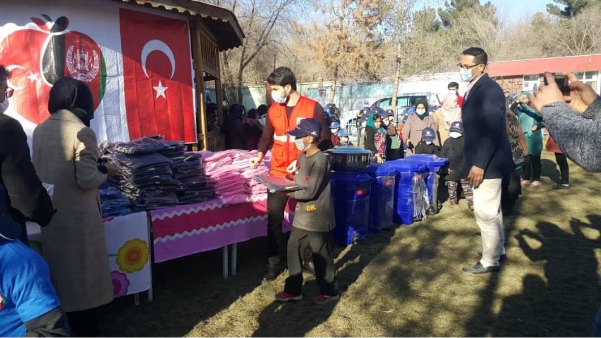 Türk Askeri Afganlı Yetimlere Yardım 2.jpg