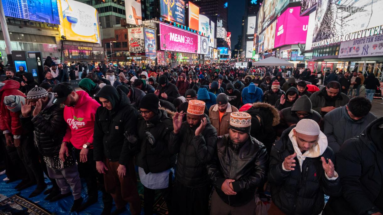 امریکہ، مسلمانوں  کی کثیر تعداد نے نیو یارک کے ٹائمز اسکوائر میں نماز تروایح ادا کی
