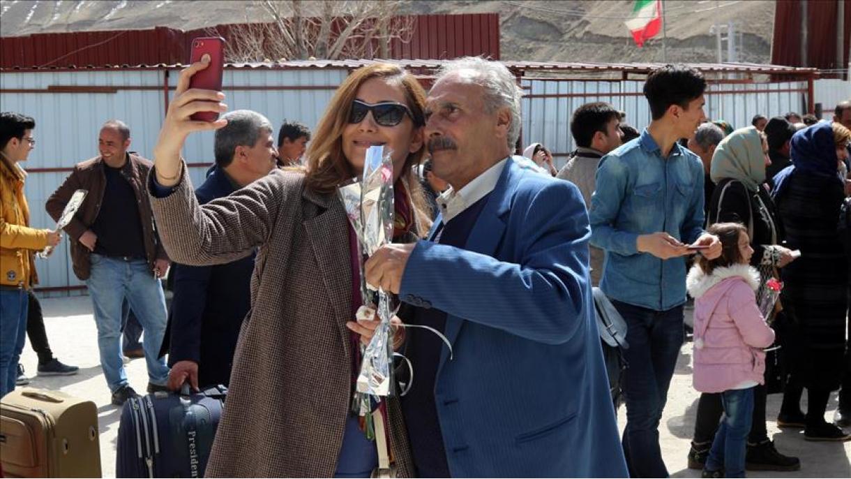 استقبال مسئولان شهرداری وان  از ایرانیان با گل و شیرینی