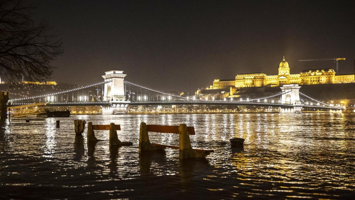 Rio Danúbio transbordou em Budapeste devido às fortes chuvas
