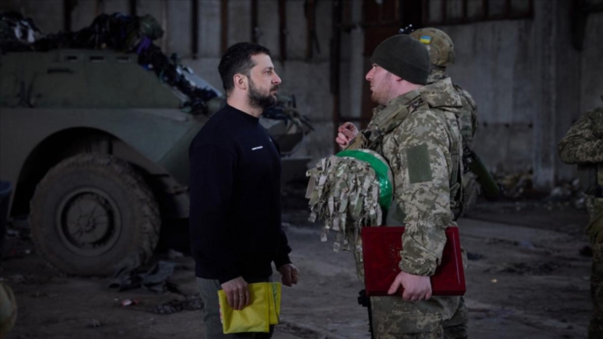 زلنسکی از پایگاه سربازان اوکراینی در باخموت بازدید کرد