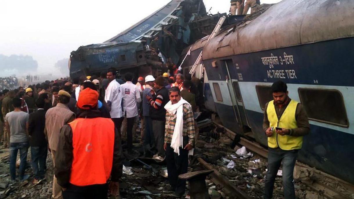 در هندستان درنتیجه تصادم ریل بیش از نود نفر جان باخت