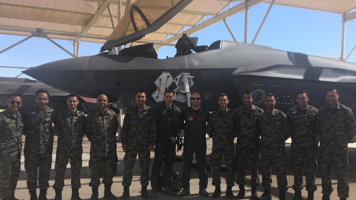 El piloto de combate turco realiza el primer vuelo de F-35 en el espacio aéreo de EEUU