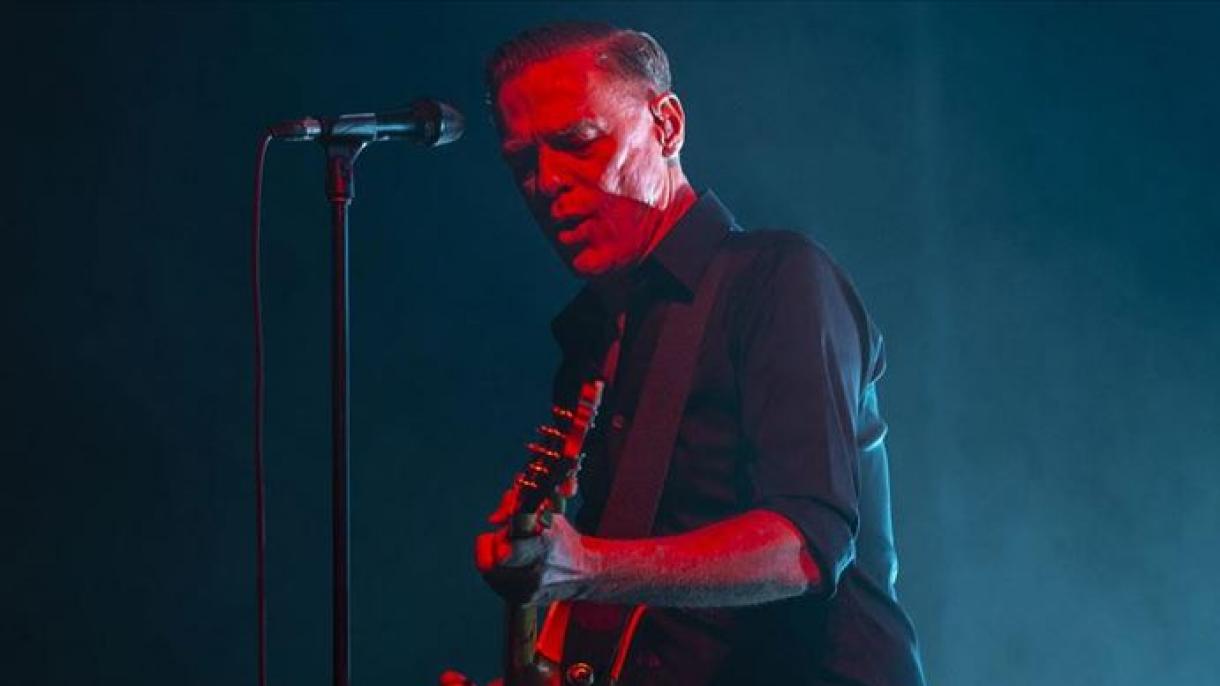 Bryan Adams imparte concierto en Estambul tras 27 años