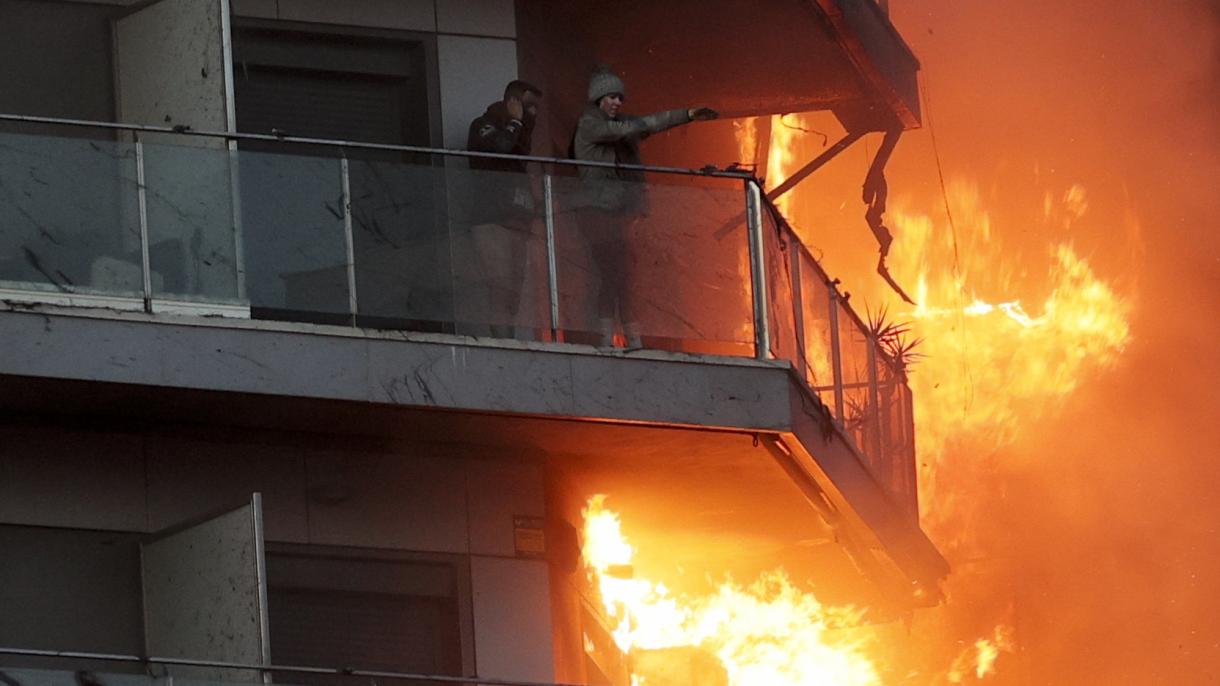 西班牙一栋高层公寓起火