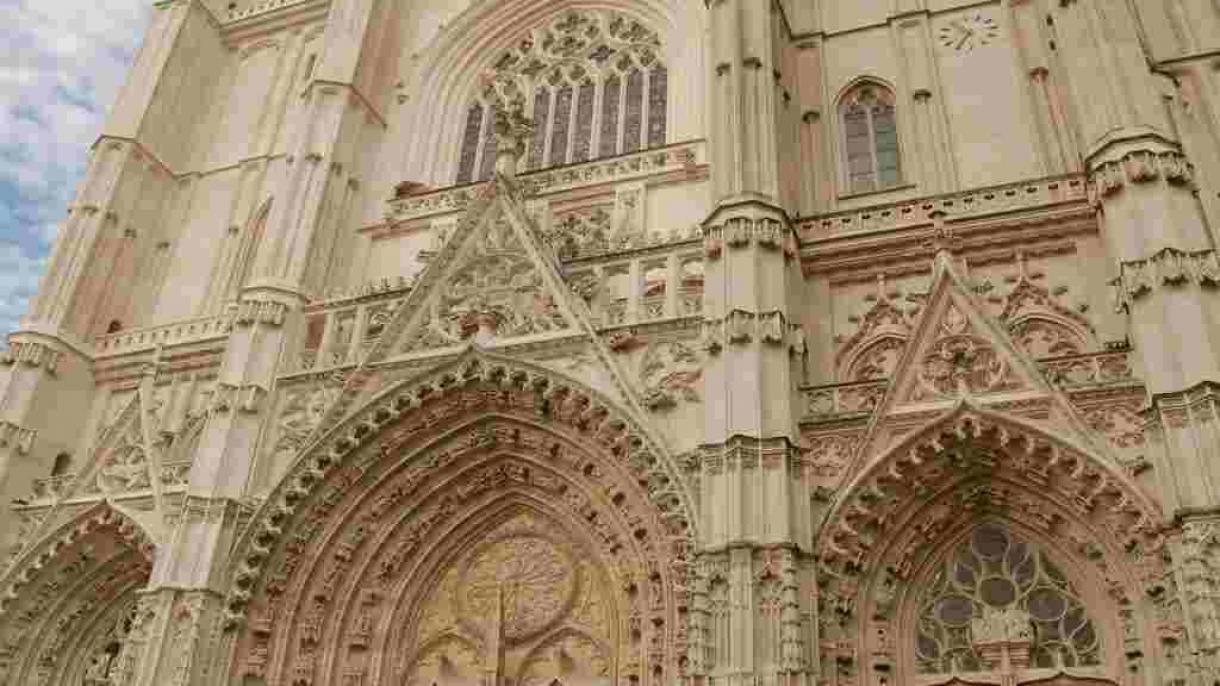 Fransiýada taryhy Nantes katedralynda ýangyn boldy