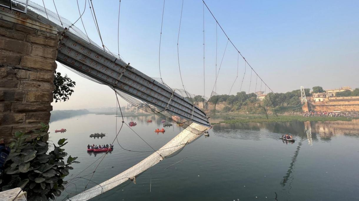 Hindistan çöken köprü (1).jpg