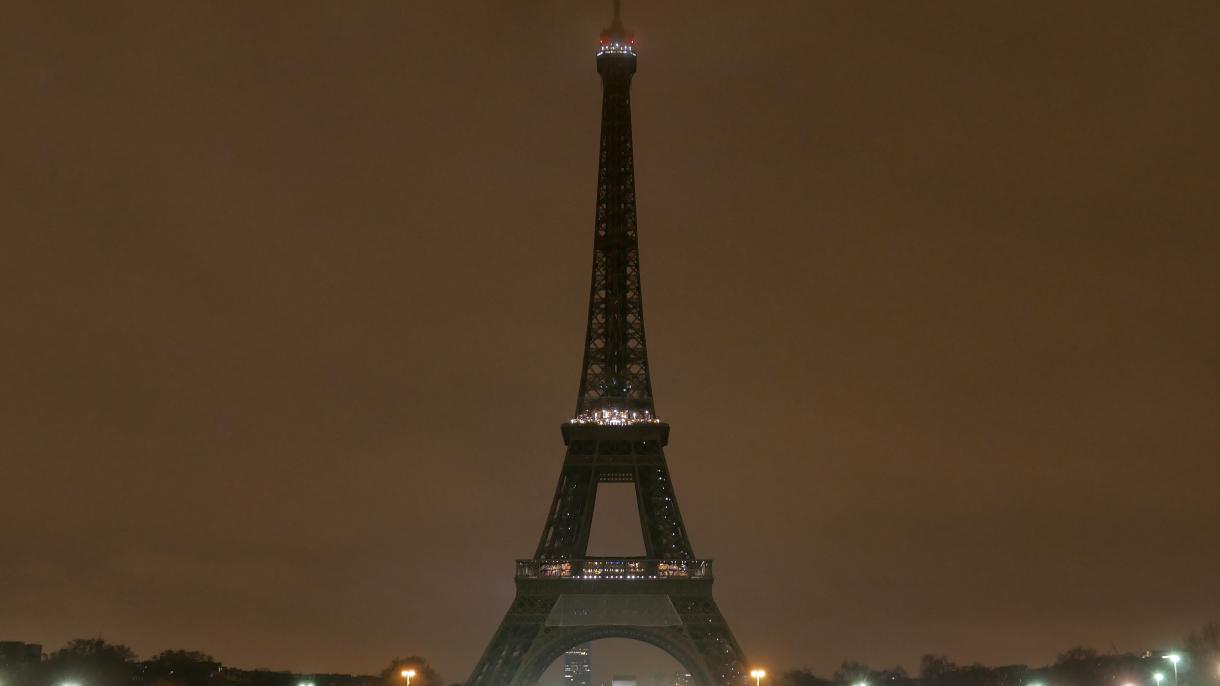 Torre Eiffel se apaga pelas vítimas de São Petersburg