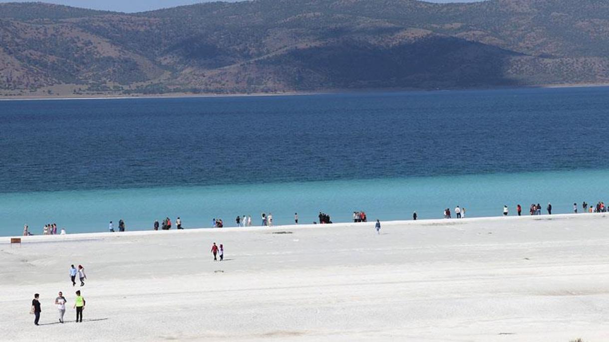 土耳其的马尔代夫“萨尔达湖”迎来大批参观者