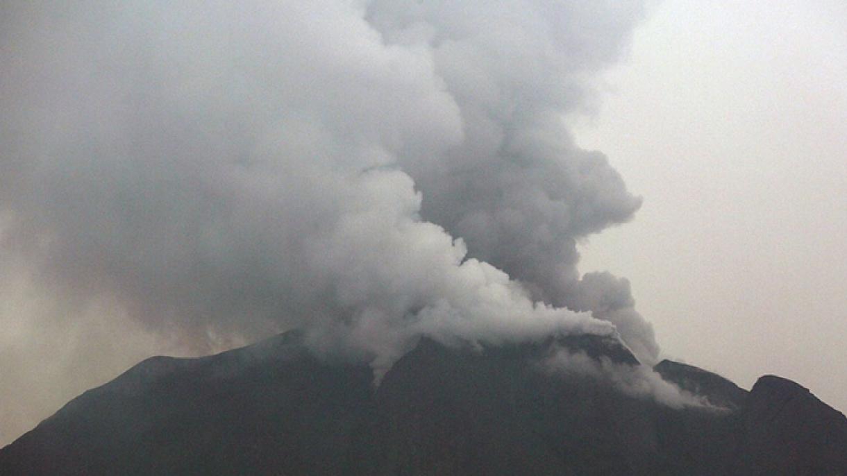 Erupción nueva en el Volcán Ili Lewotolok en Indonesia