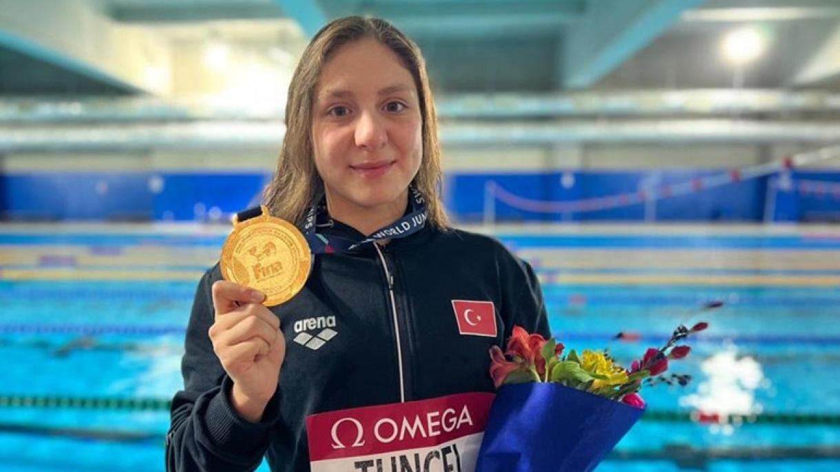 Merve Tuncel gana medalla de oro en el Campeonato Mundial Junior de Natación 2022