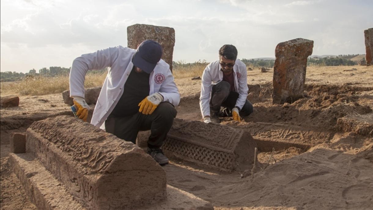 Säcuklı ziratında 2 sarkofag tabıldı