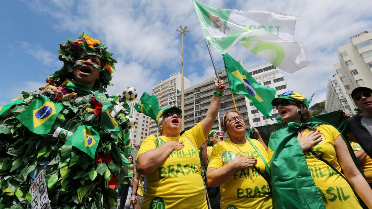 Miles de brasileños expresan en las calles rechazo a PT y aclaman a Bolsonaro