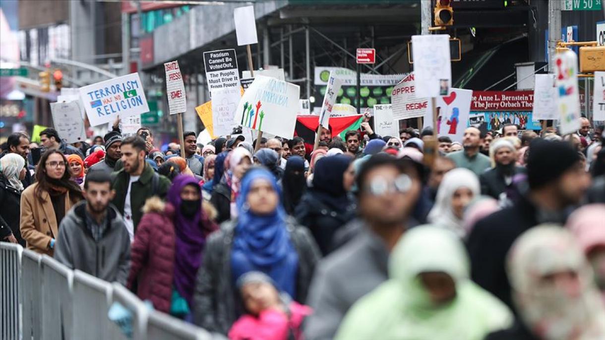 Протест срещу ислямофобията в Ню Йорк...