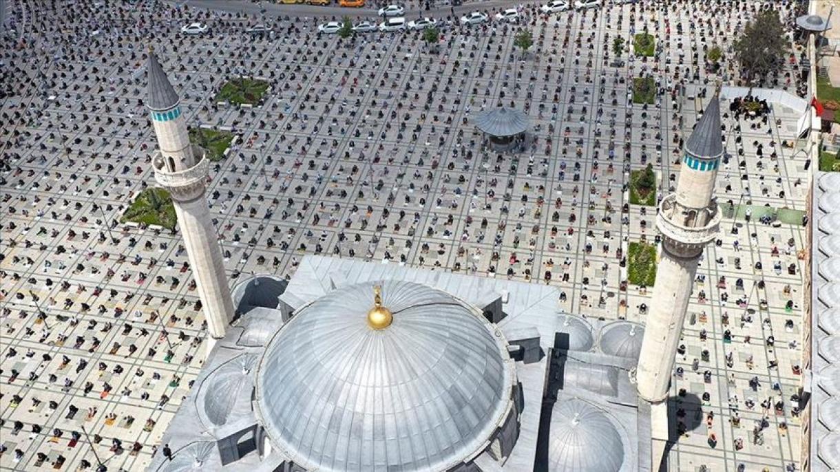 ترکی کیی  تمام  مساجد کو آج نمازِ جمعہ کےساتھ ہی اجتماعی عبادات  کے لیے کھول دیا گیا