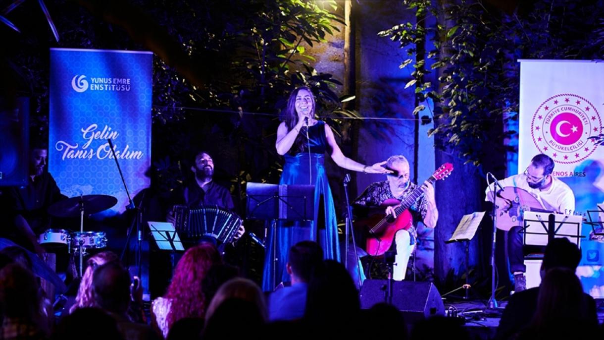 Músicos interpretan canciones en “Festín Musical desde İstanbul hasta Buenos Aires”