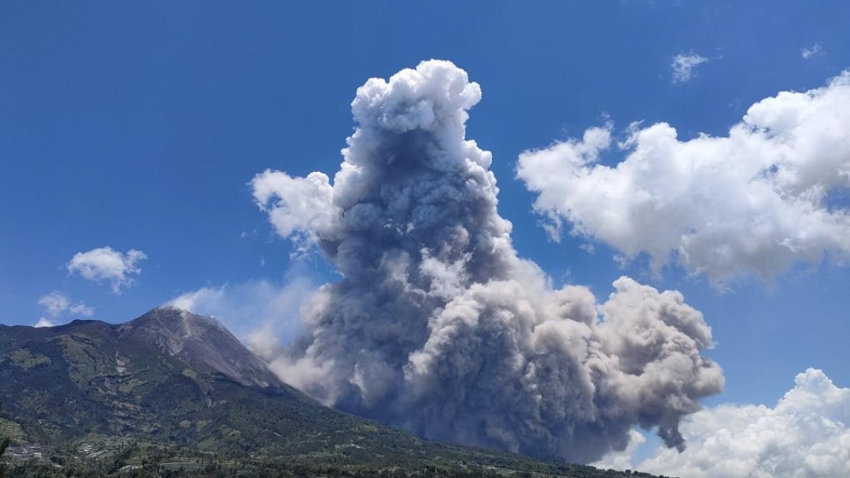 印尼默拉皮火山喷出火山灰