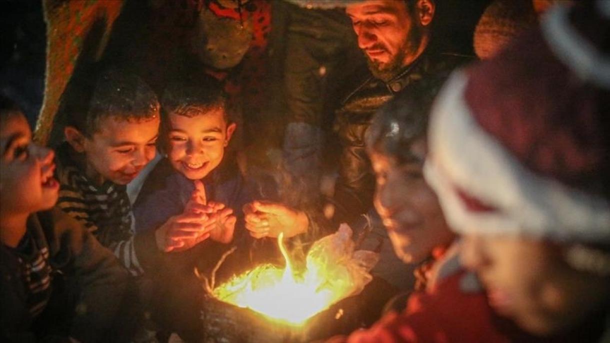 خانواده‌های ادلبی که در چادرها زندگی‌ می‌کنند، برای در امان ماندن از سرما، لباس‌هایشان را می‌سوزانند
