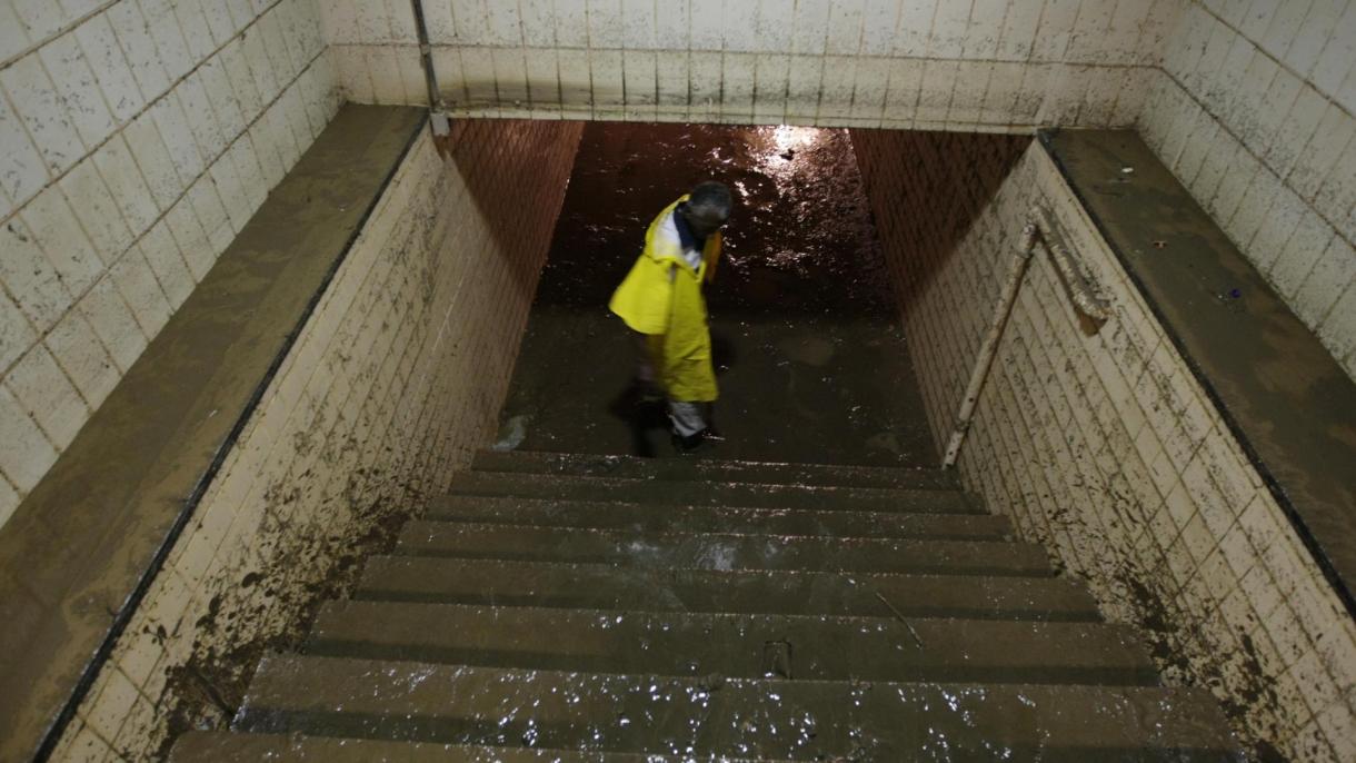 巴西暴雨引发洪水和山体滑坡