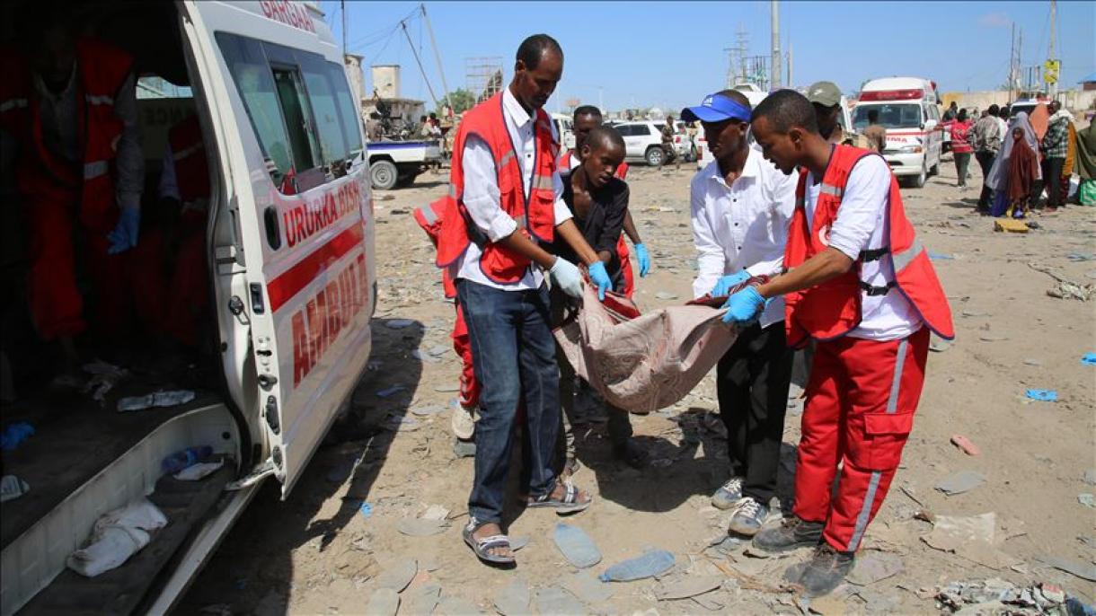 Somalide guralan bombaly hüjümde ýogalanlaryň sany 90 adam ýetdi