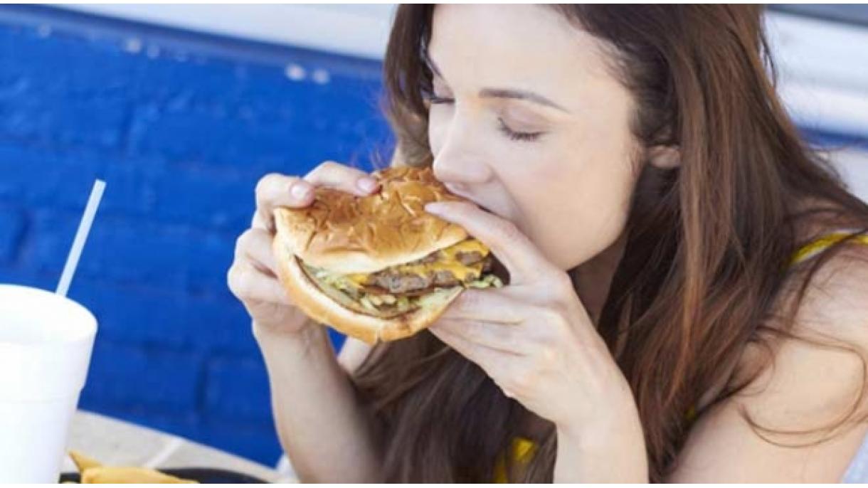 یک سوم از بزرگسالان آمریکایی غذاهای فست فود می خورند