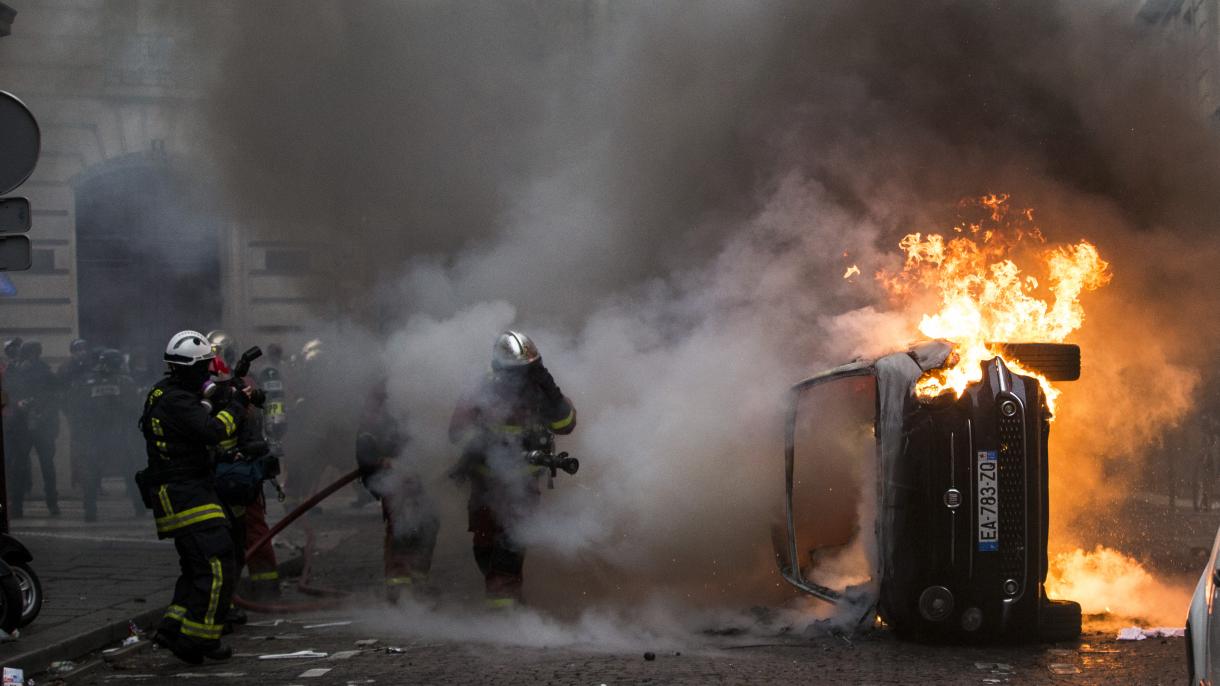 法国街头示威游行愈演愈烈 874人被捕百余人受伤