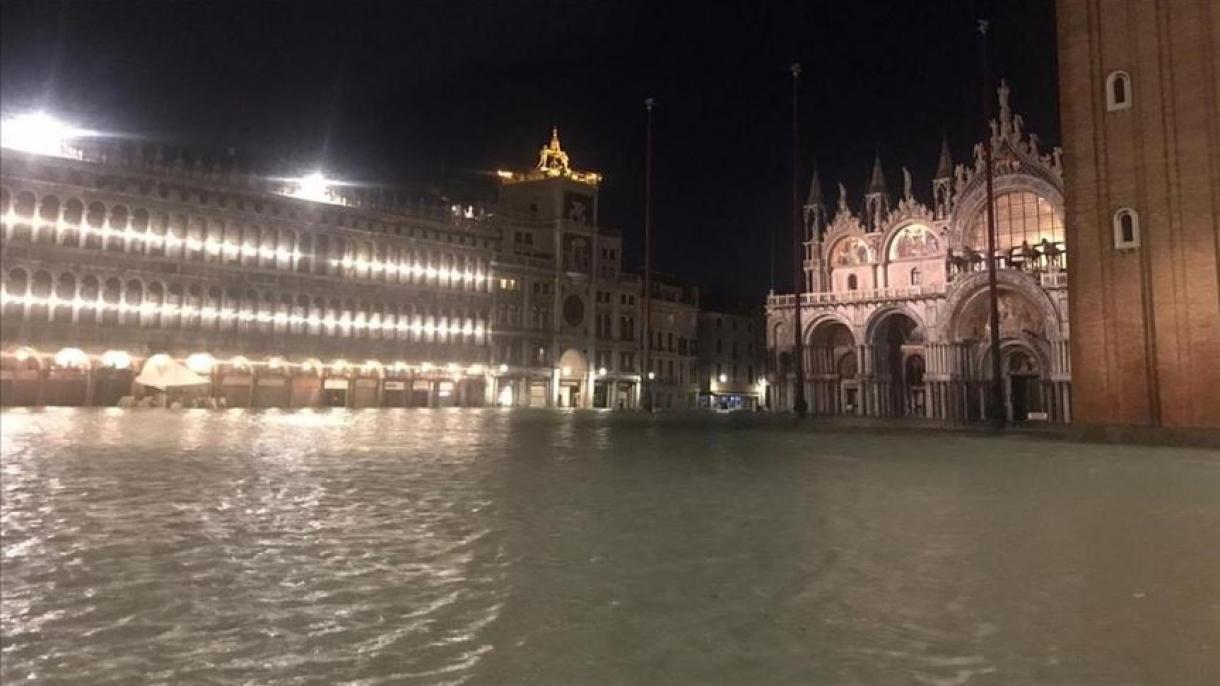 Estado de emergência em Veneza para normalizar a vida após inundações
