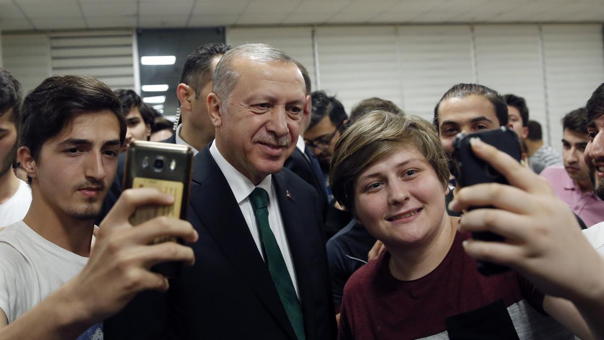 Erdogan la masa de Sahur cu studenți; un număr record de vizionări