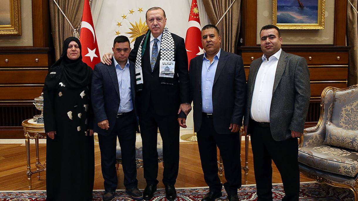 Erdogan recibe al joven palestino con síndrome de Down maltratado por los soldados israelíes
