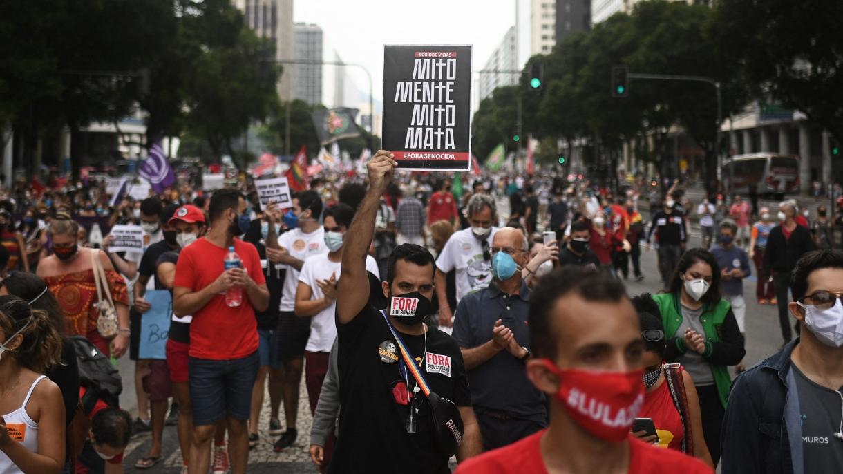 Os Brasileiros protestam contra Bolsonaro por sua gestão em face da pandemia de Covid-19