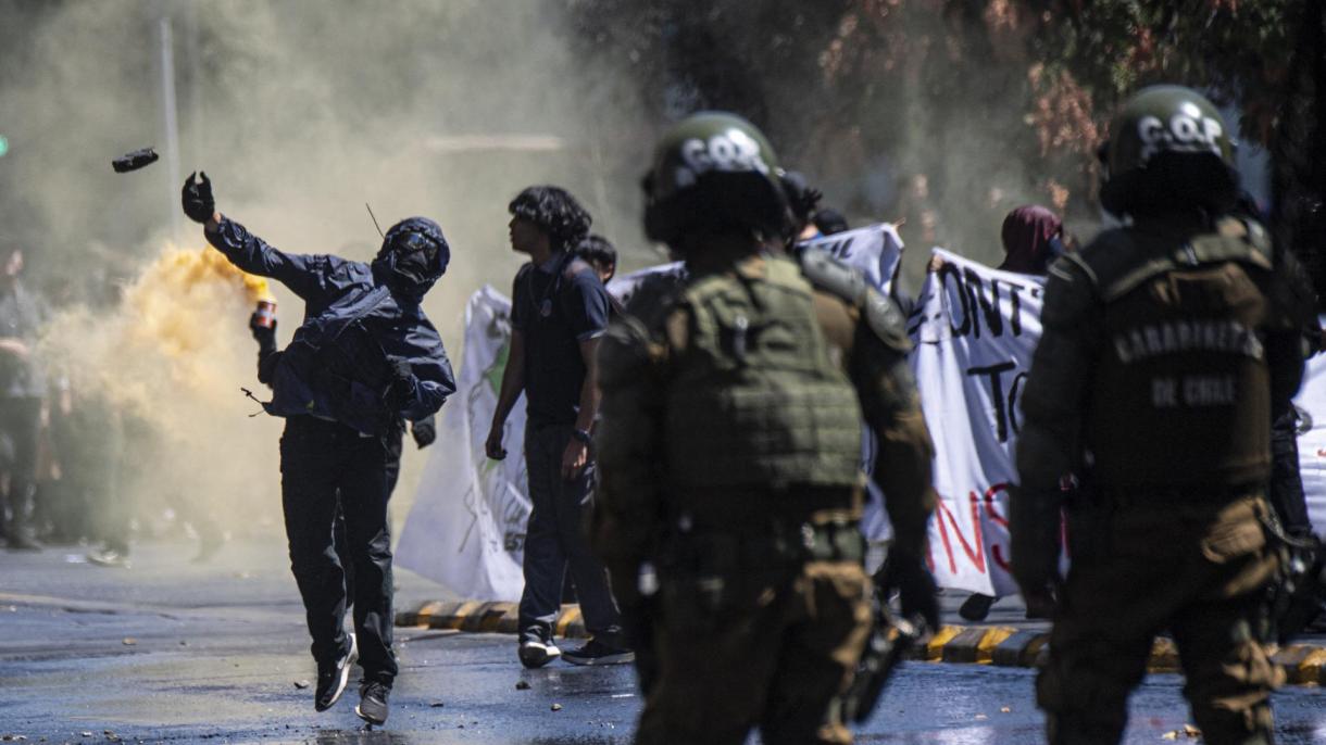 智利示威学生与警察发生冲突