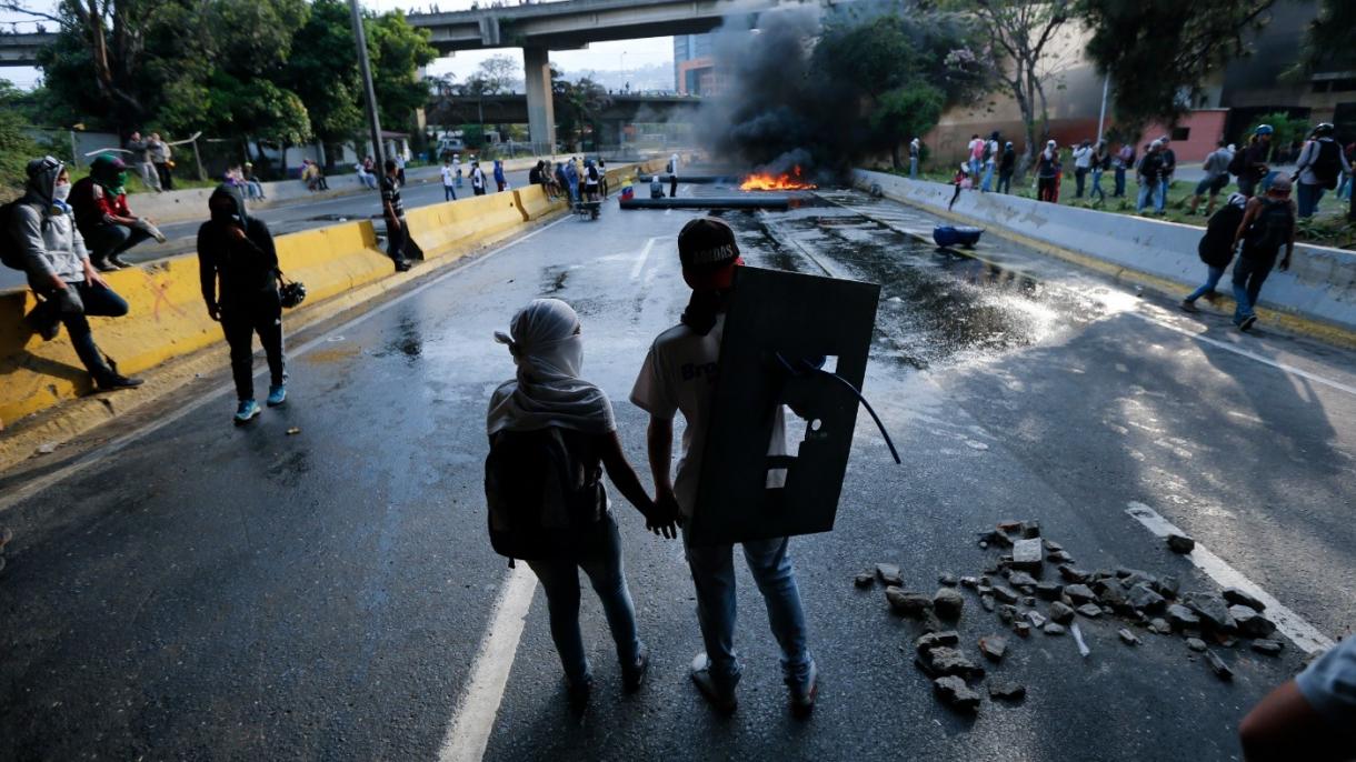 委内瑞拉民众因粮食短缺上街示威