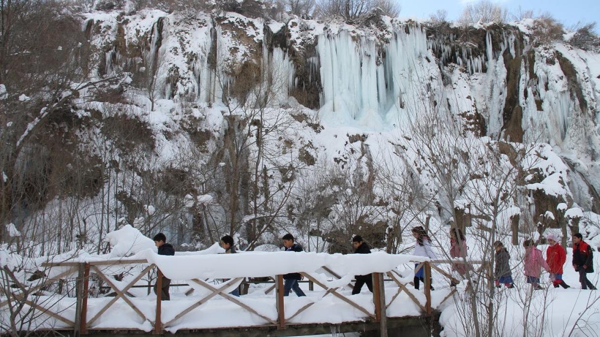 La catarata Girlevik ofrece sus hermosuras en el invierno