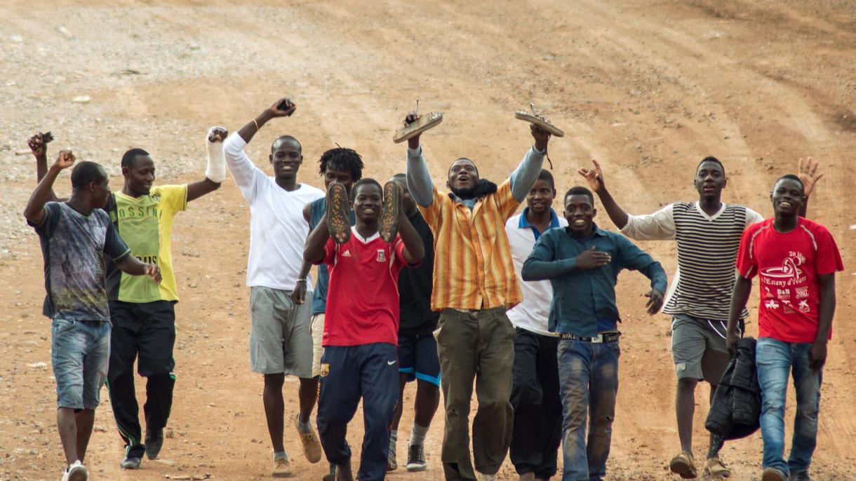 Un centenar de inmigrantes salta la valla fronteriza en Melilla