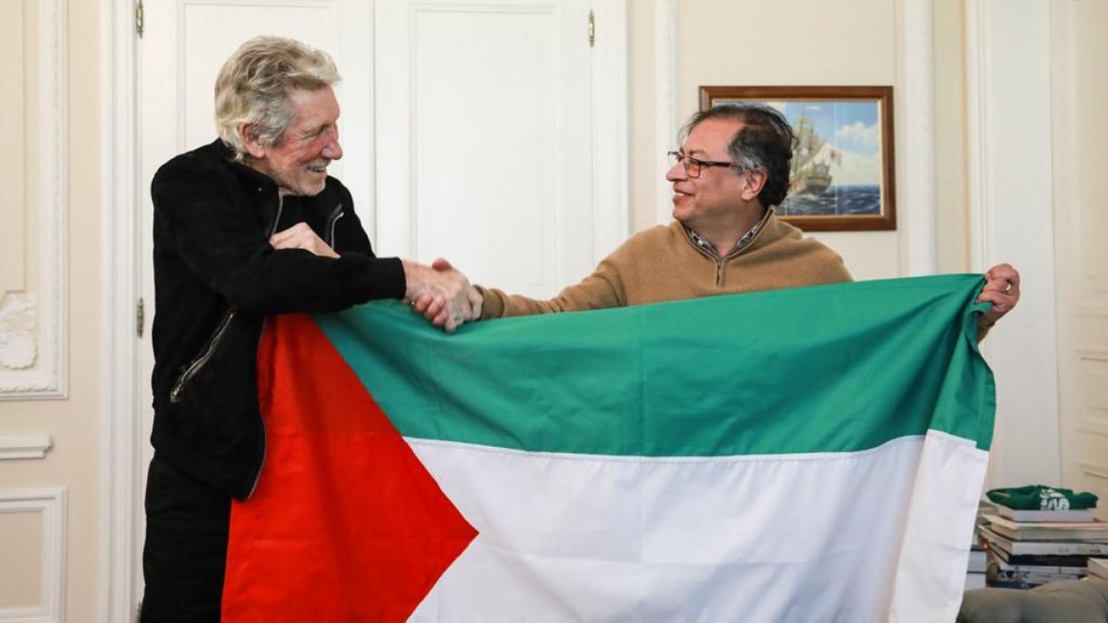 اهتزاز پرچم فلسطین توسط رئیس جمهور کلمبیا و موسیقی‌دان انگلیسی