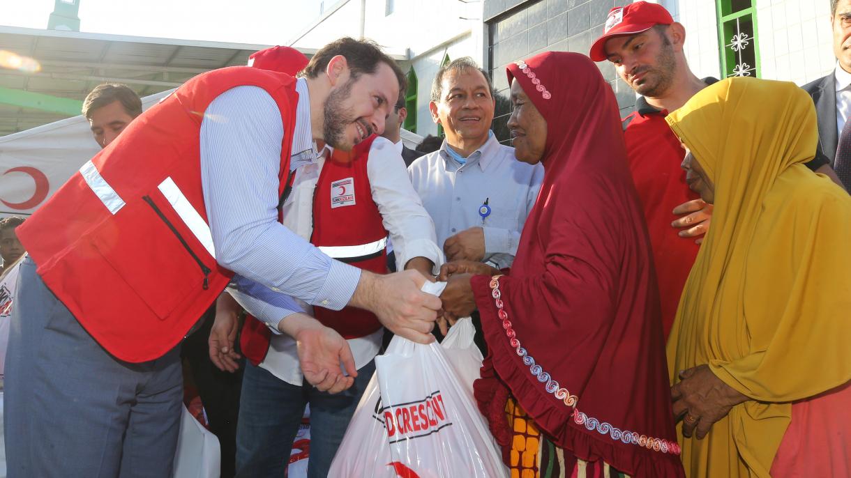 土耳其财政部长向印尼灾民送去粮食援助