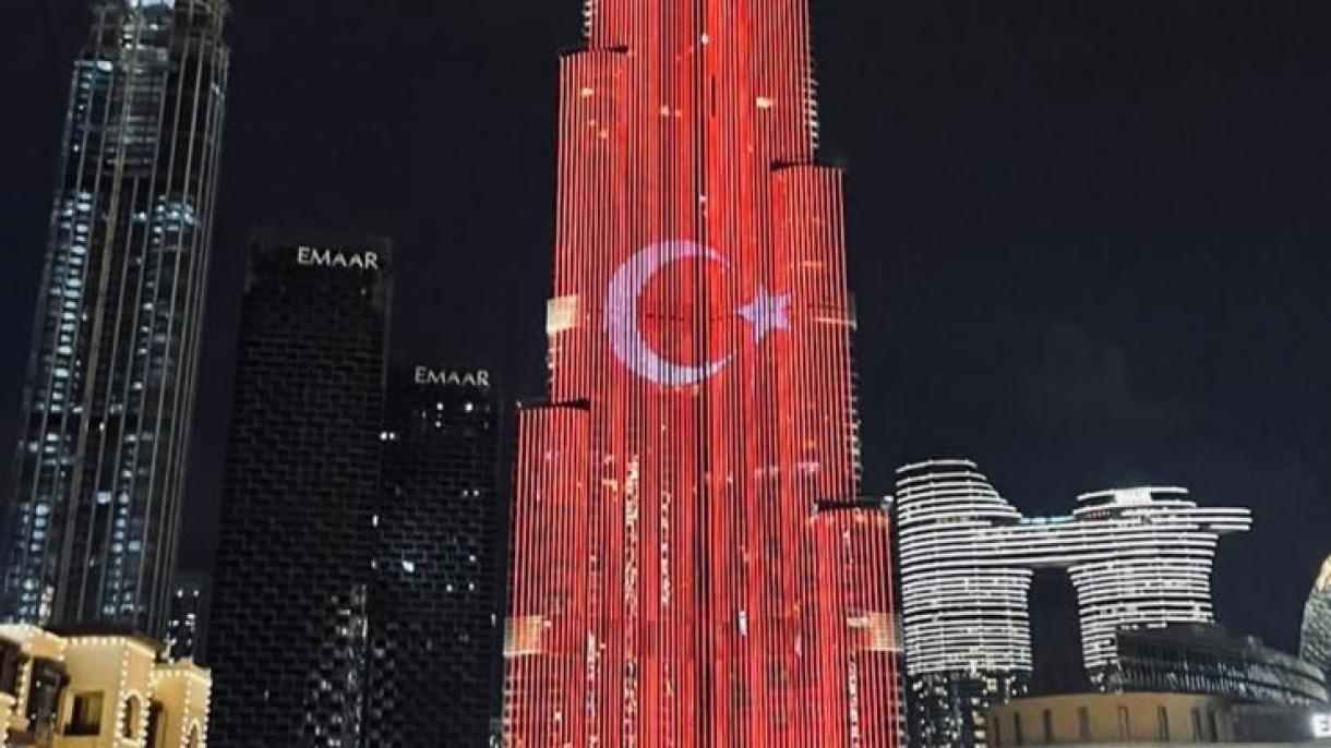 برج خلیفہ ترک پرچم اور ترکی زبان میں "خوش آمدید" روشنیوں سے منور