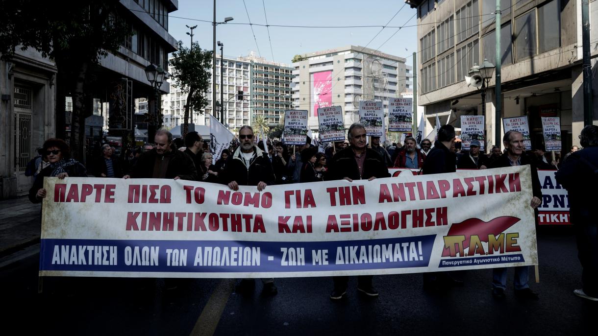 希腊公务员举行大规模游行示威